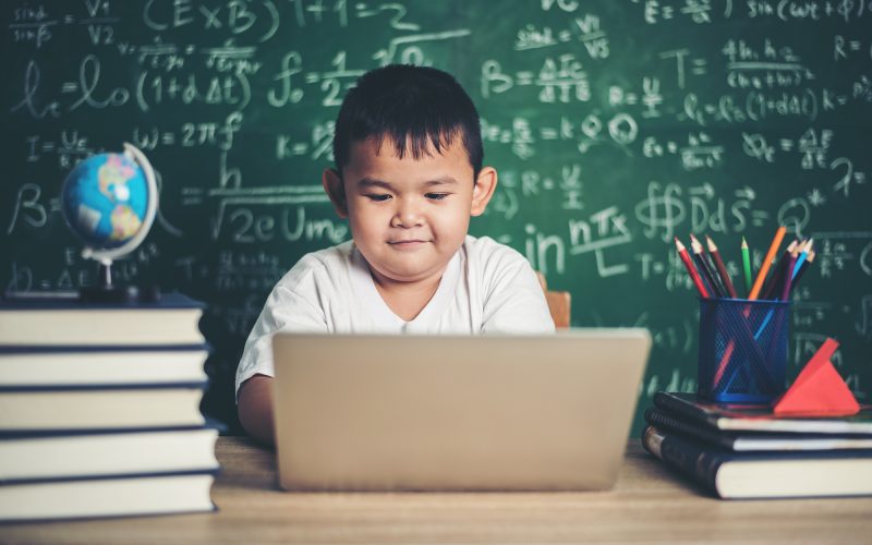 kid-use-computer-laptop-classroom.jpg